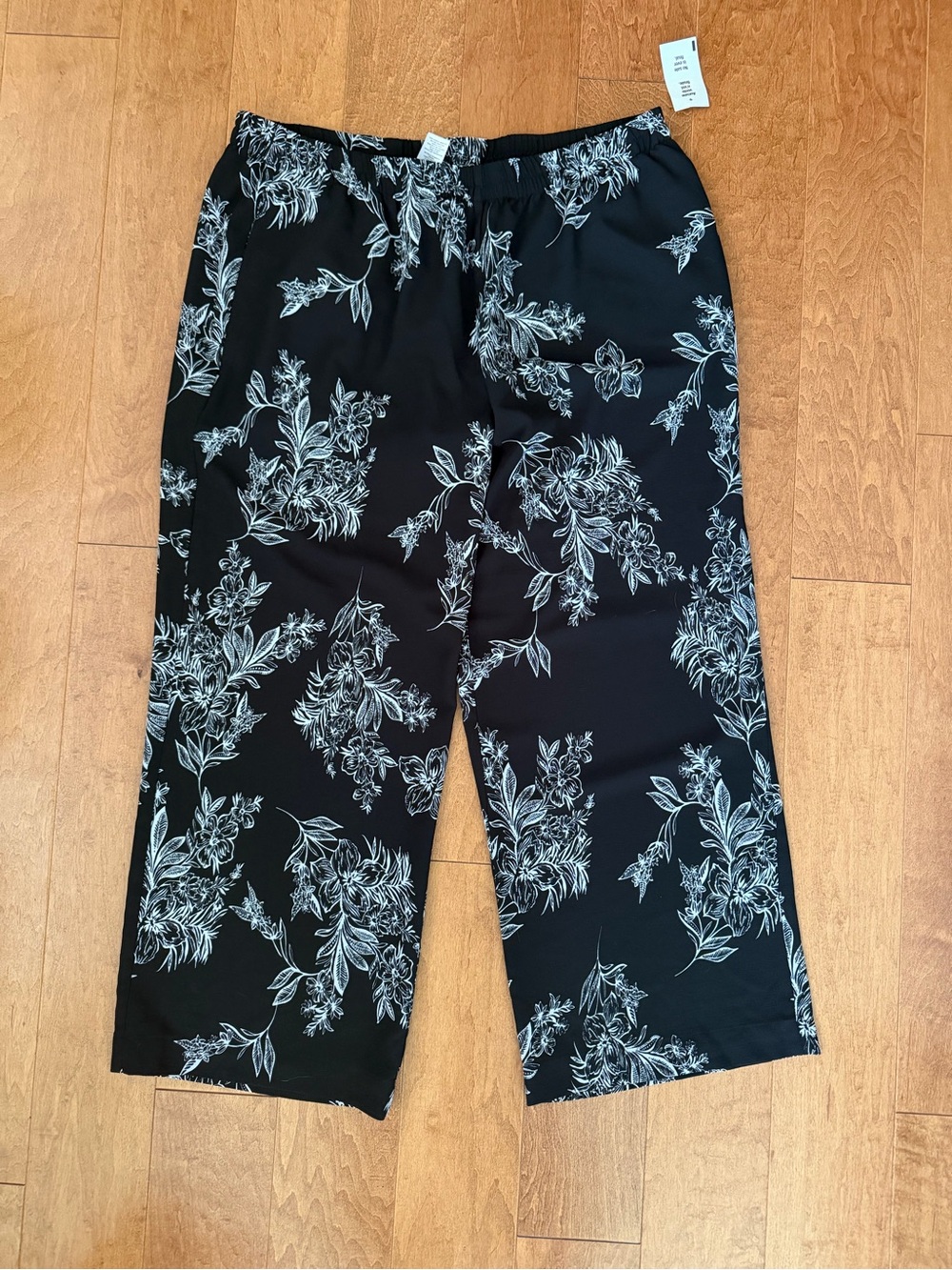 Women’s Black Floral Print Casual Pants